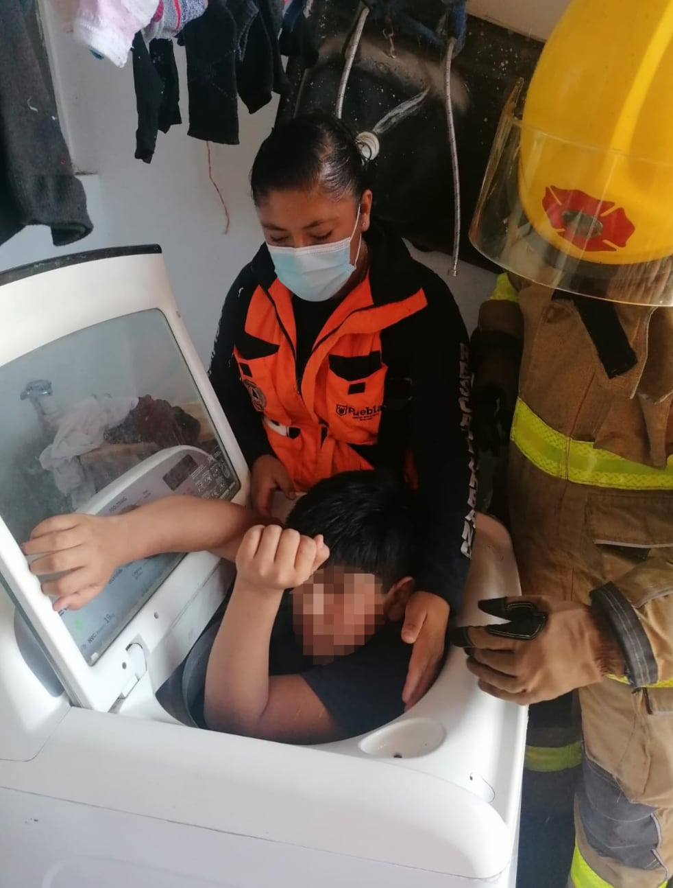 Rescate de niño atorado en la lavadora