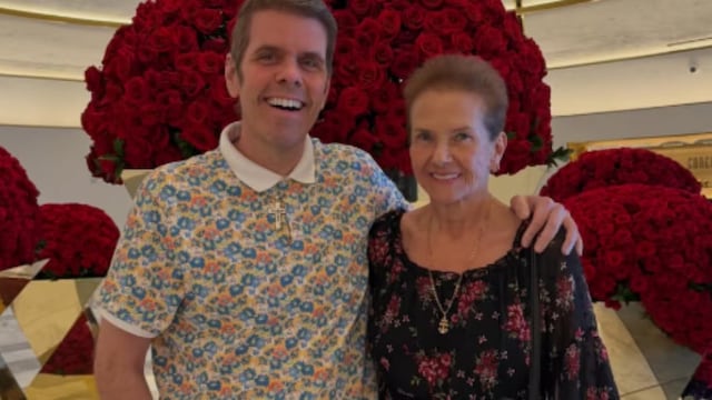 Perez Hilton y su madre Teresita Lavandeira.