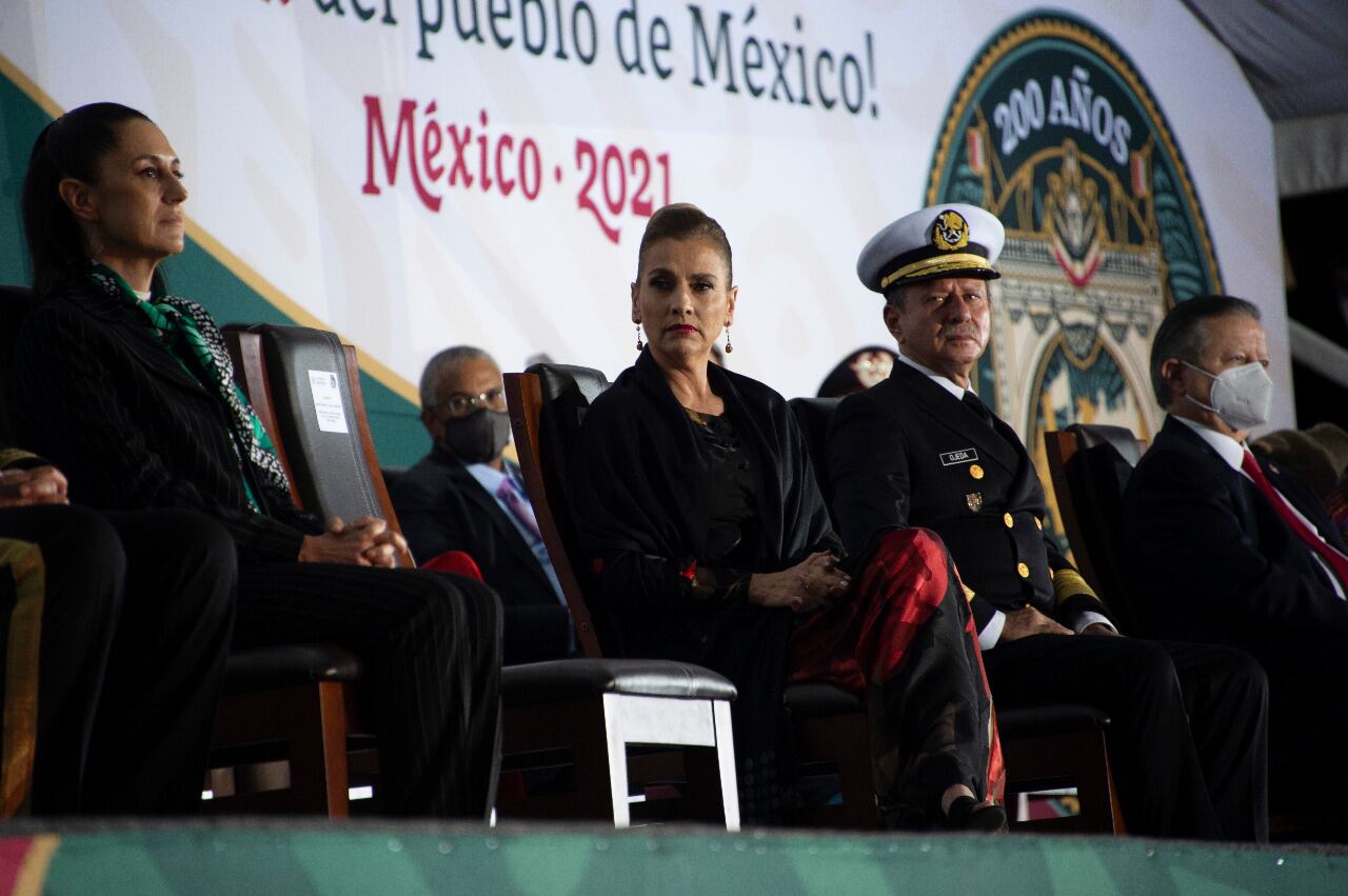 Beatriz Gutiérrez en acto por la Consumación de Independencia de México con un vestido Mussi.