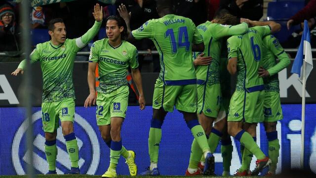 Lainez y Guardado celebrando el tanto del empate