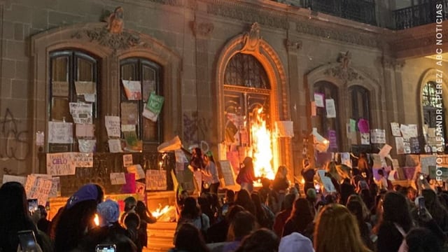 Incendian palacio de gobierno de Nuevo León