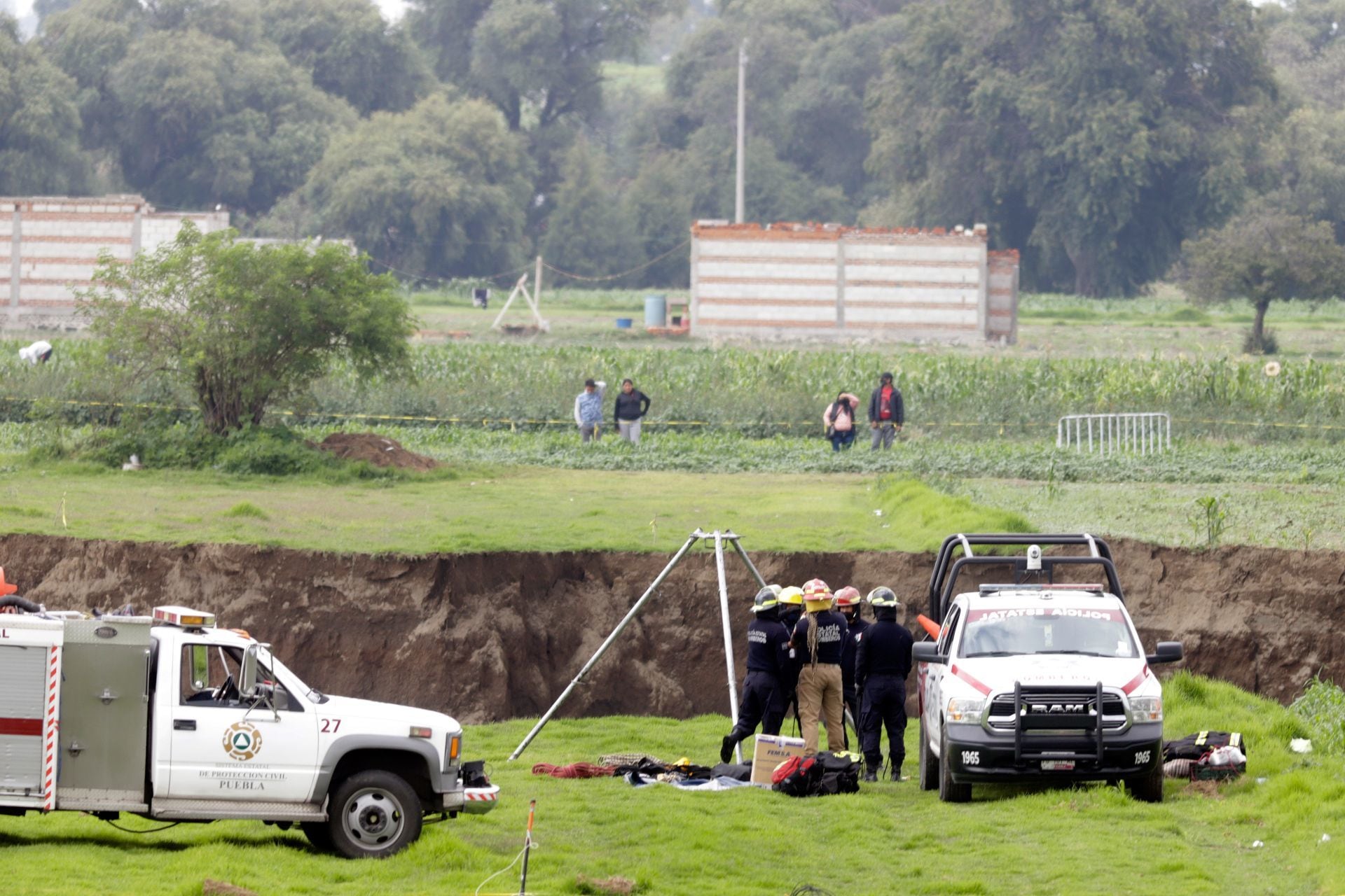 Elementos de Protección Civil de Puebla trabajan en las inmediaciones del socavón en la comunidad de Santa María Zacatepec.