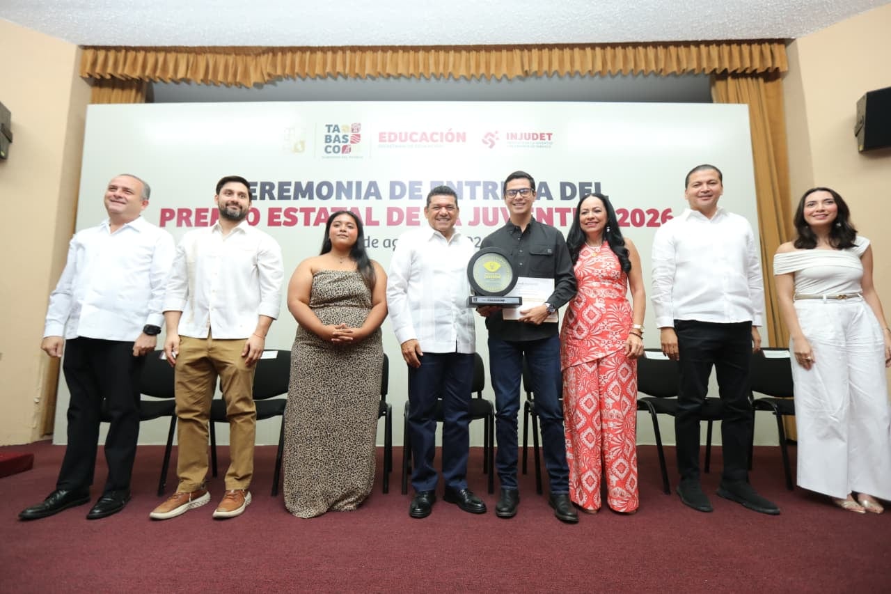 Nueve jóvenes de Tabasco recibieron el Premio Estatal de la Juventud 2026.