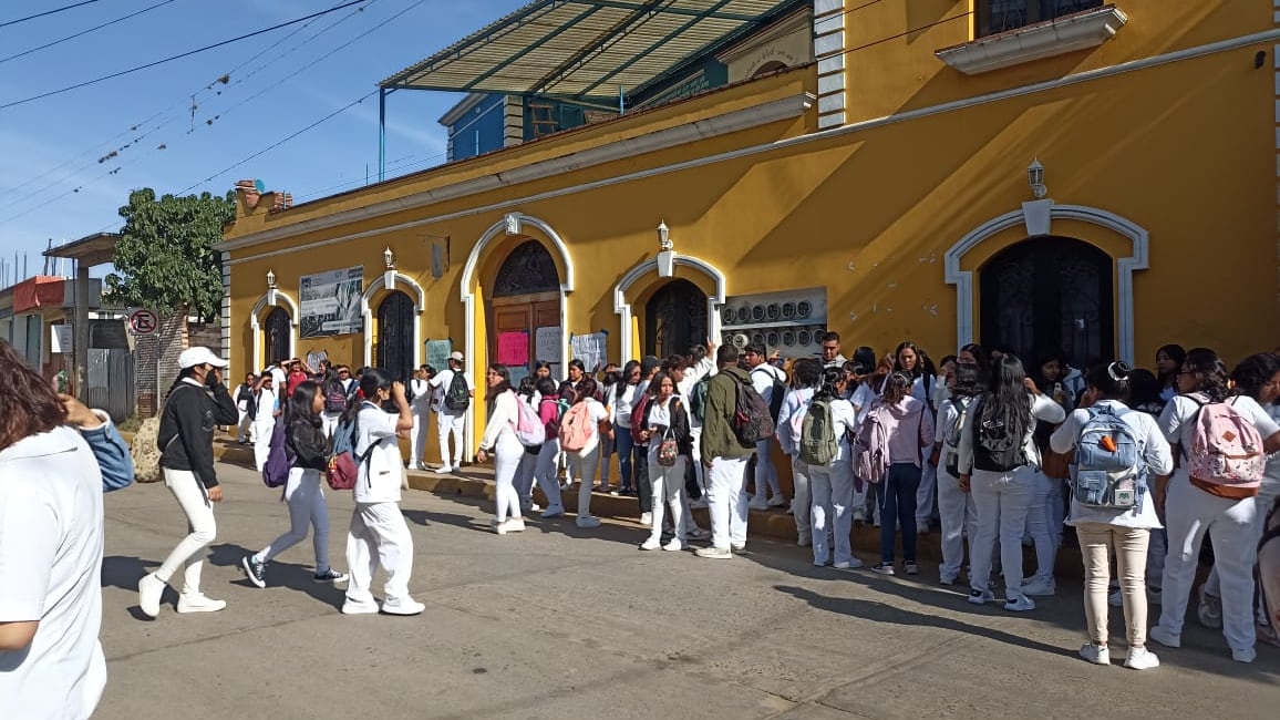¿Homofobia en la Universidad para el Bienestar Benito Juárez García? Alumnas denuncian comentarios discriminatorios de maestro en sede Villa de Zaachila