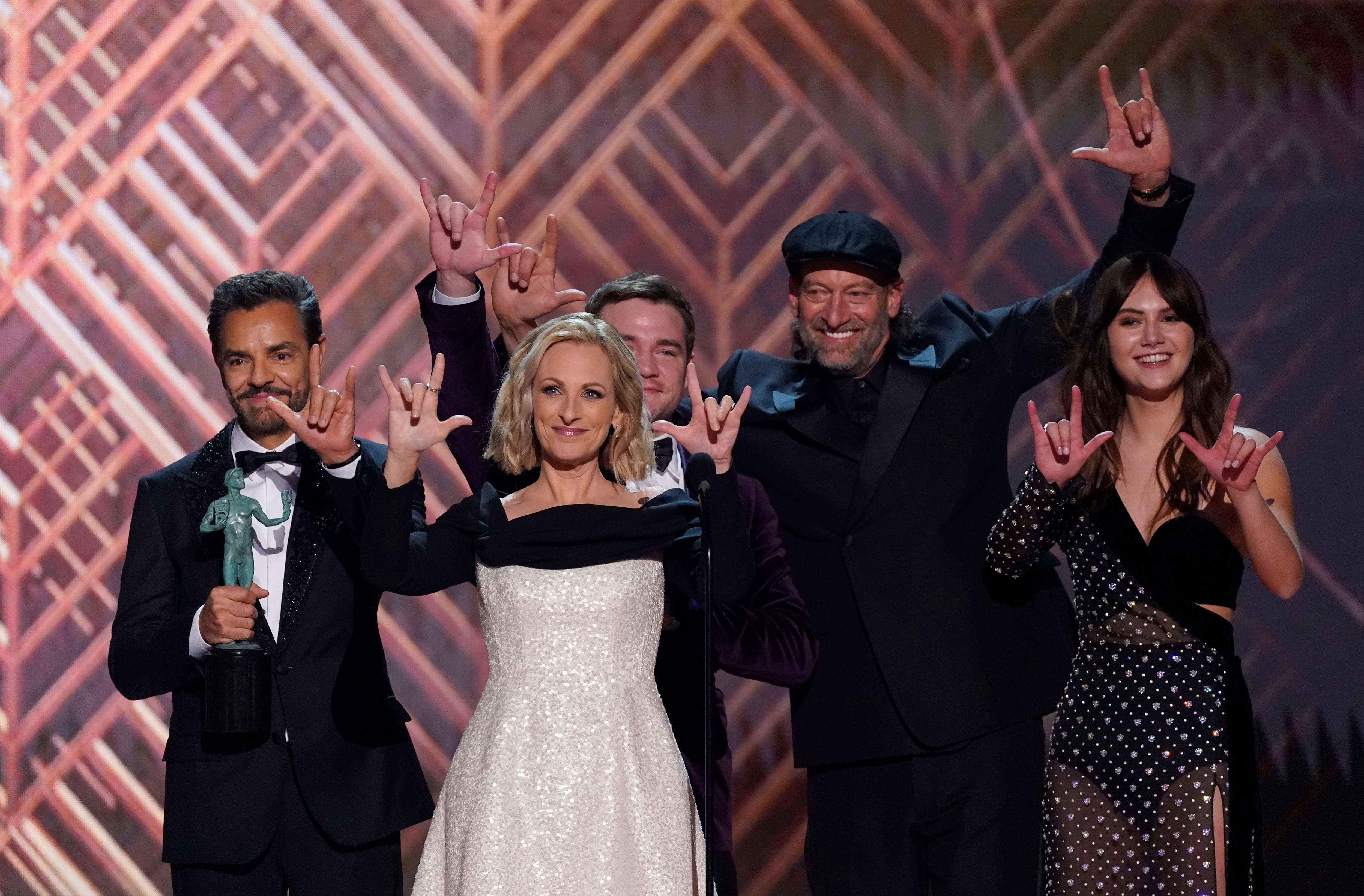 Eugenio Derbez y el elenco de 'CODA'