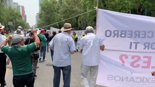 Asistentes a marcha 'fifí' usaron a sus empleados para cargar las mantas