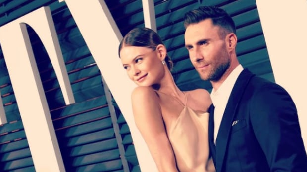 Behati Prinsloo y Adam Levine