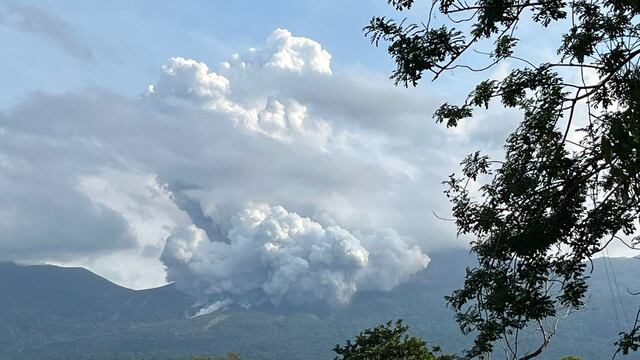 Volcán Rincón de la Vieja en Costa Rica hace erupción