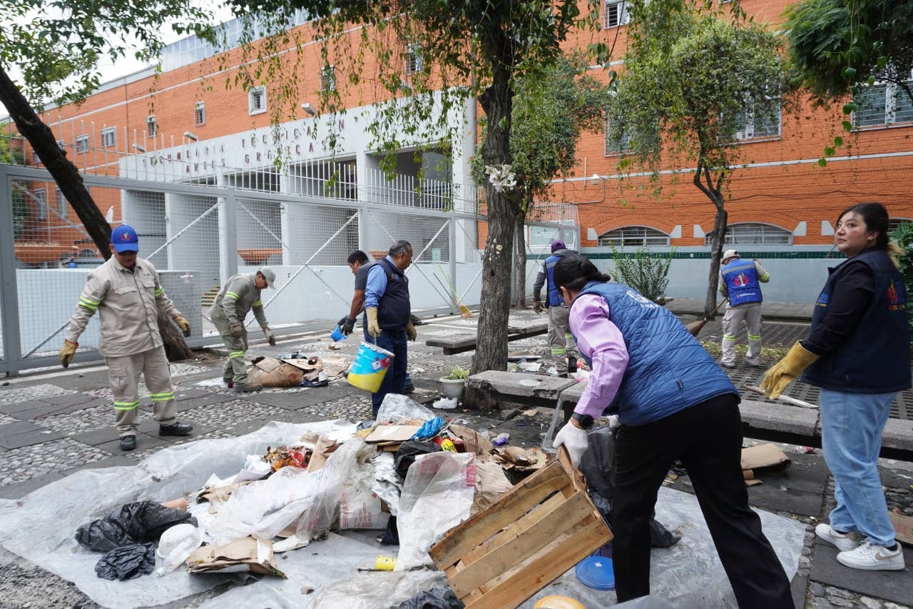 Alcaldía Cuauhtémoc retira triques y basura