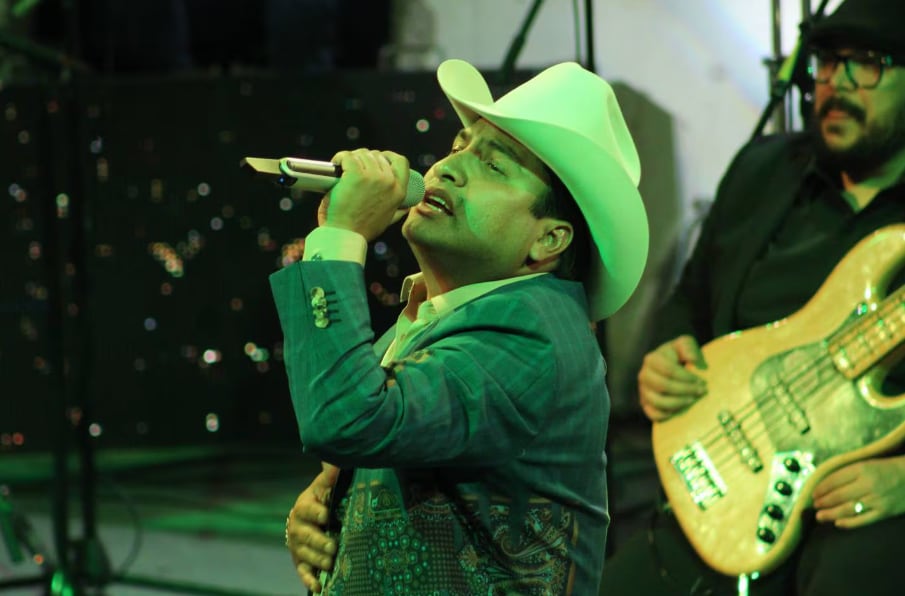 Alfredo Olivas y Julión Álvarez durante gira "Prófugos del Anexo"