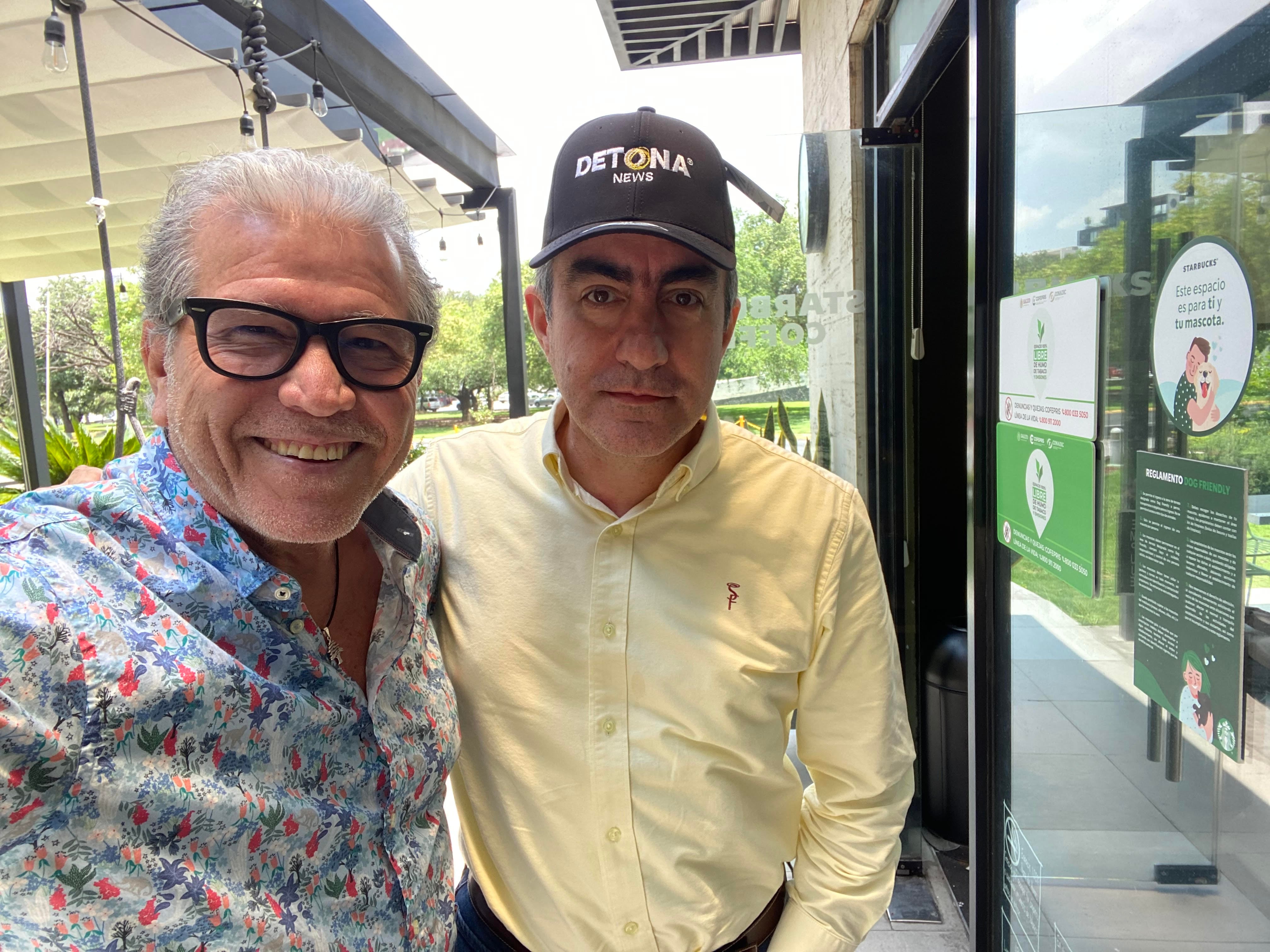 Oscar Elizondo, tecladista del Marrano Rosa, con Plácido Garza