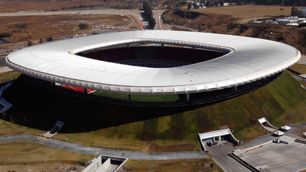 Estadio Akron y está basada en un volcán verde