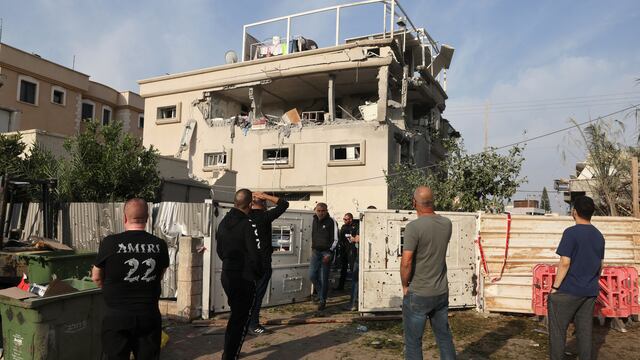 Policía de Israel supervisa edificio afectado por caía de misiles lanzados desde Líbano