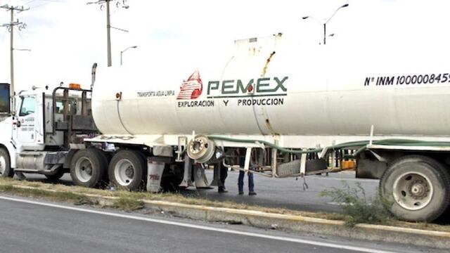 Cofece obligó a Pemex Refinación dejar de obligar a gasolineras a contratar transporte de combustible con el STPRM, pero la paraestatal se amparó. Foto/Cuartoscuro (Archivo)