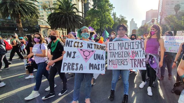 Mujeres diversas en la marcha feminista del 8 de marzo, día Internacional de la Mujer, 2022