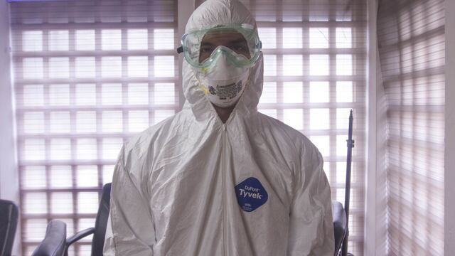 Un médico de Nuevo León porta un traje para protegerse del coronavirus