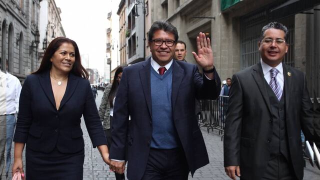 En la entrevista Monreal reconoció que casi la mitad de los 65 mil comercios en la delegación no cuentan con todos los permisos.
