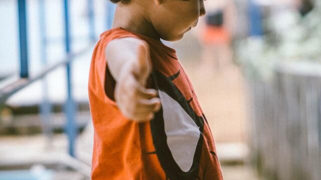 Niño con playera de spiderman