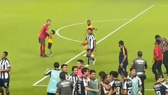 Nahuel Guzmán carga a niño