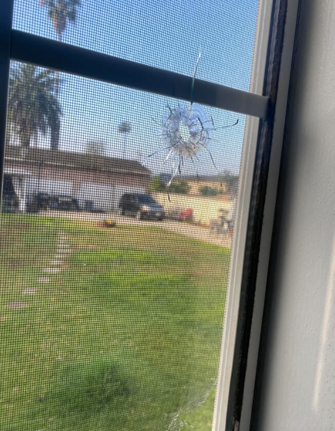 Ventana con marca de la bala perdida