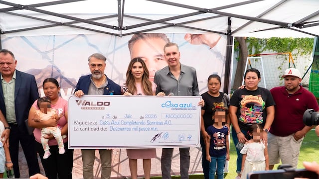 Waldo Fernández realiza donativo a Casa Azul.