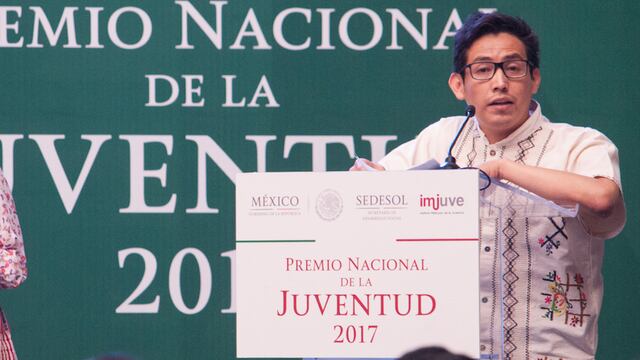 “Me han dicho `indio huarachudo´, yo les contesto que mis huaraches son el ejemplo de que ir de un lado a otro, es llevar tus raíces de aquí para allá”