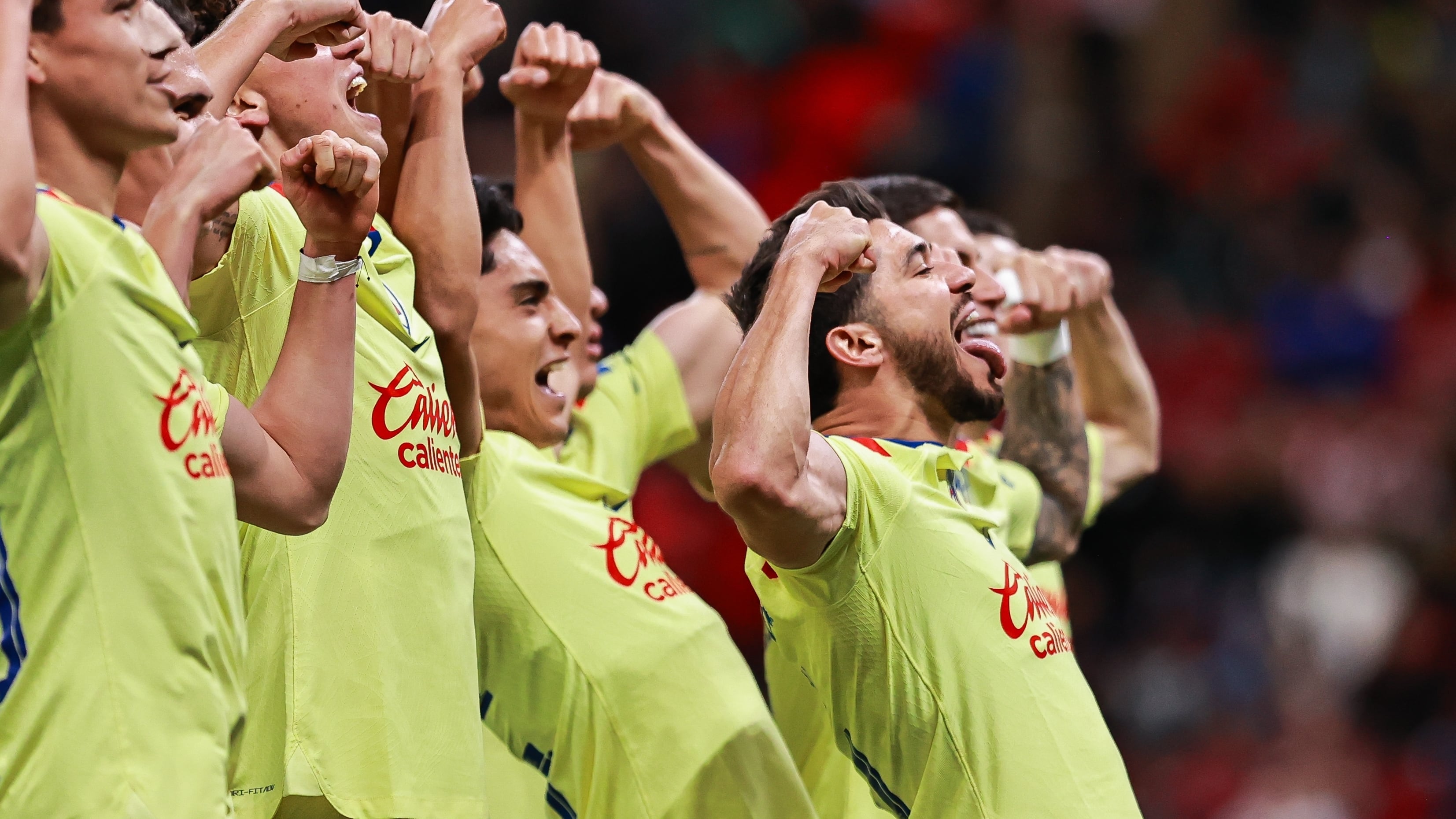 Henry Martín festejó a lo grande el gol ante Chivas.