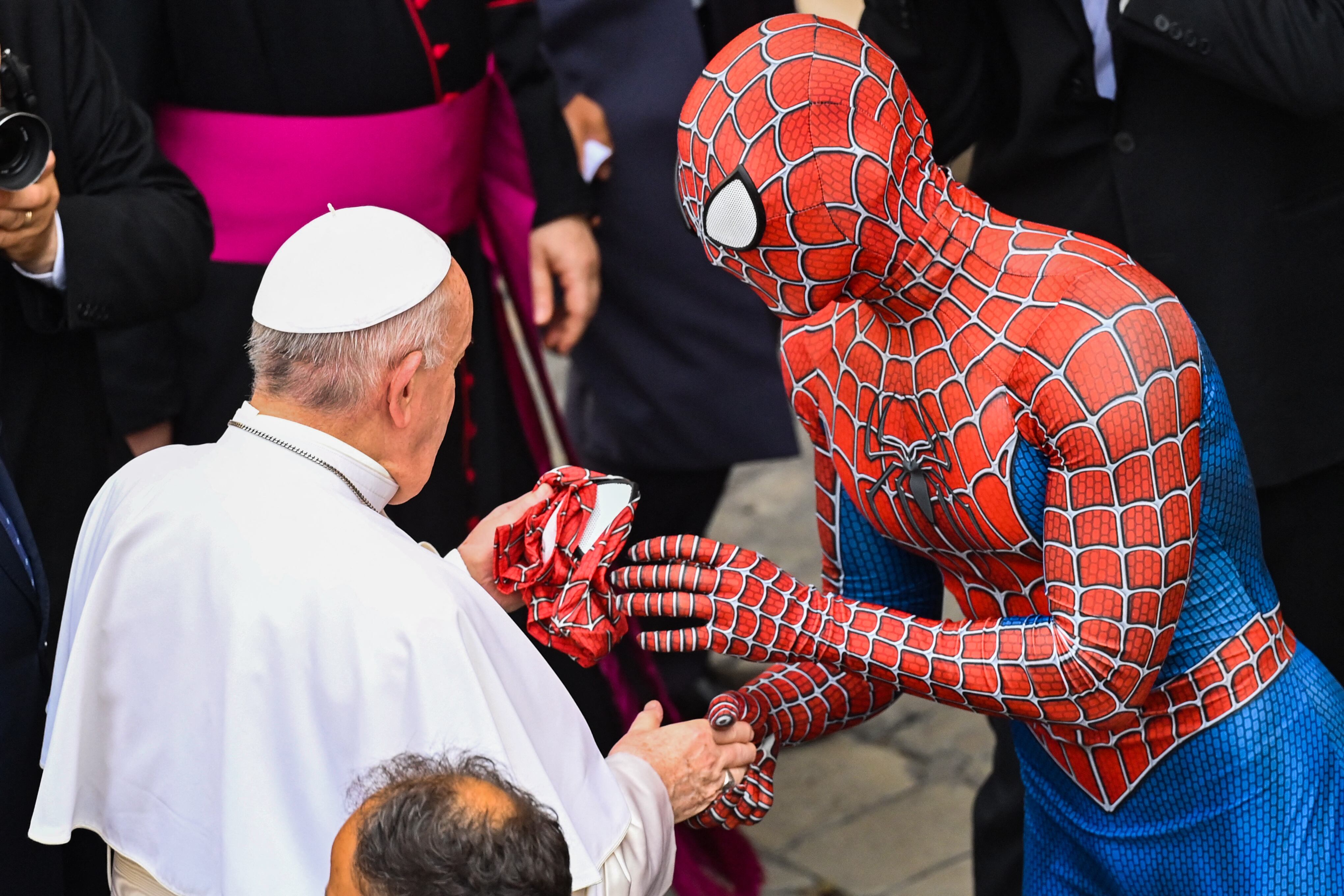 Spiderman obsequia su máscara al Papa Francisco