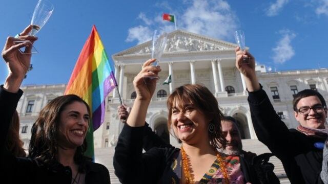 Activistas LGBT frente a Parlamento de Portugal