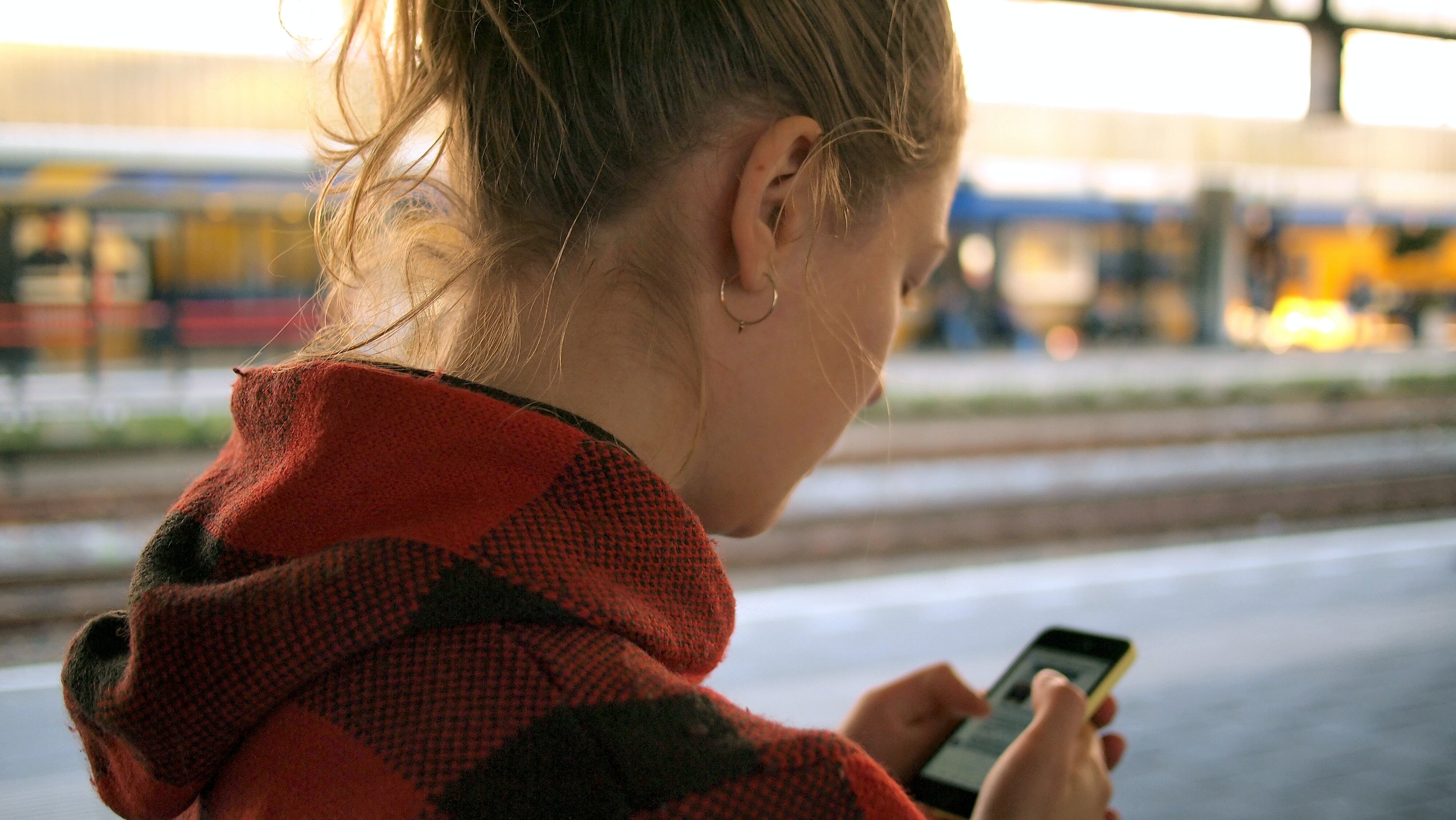Mujer con teléfono celular