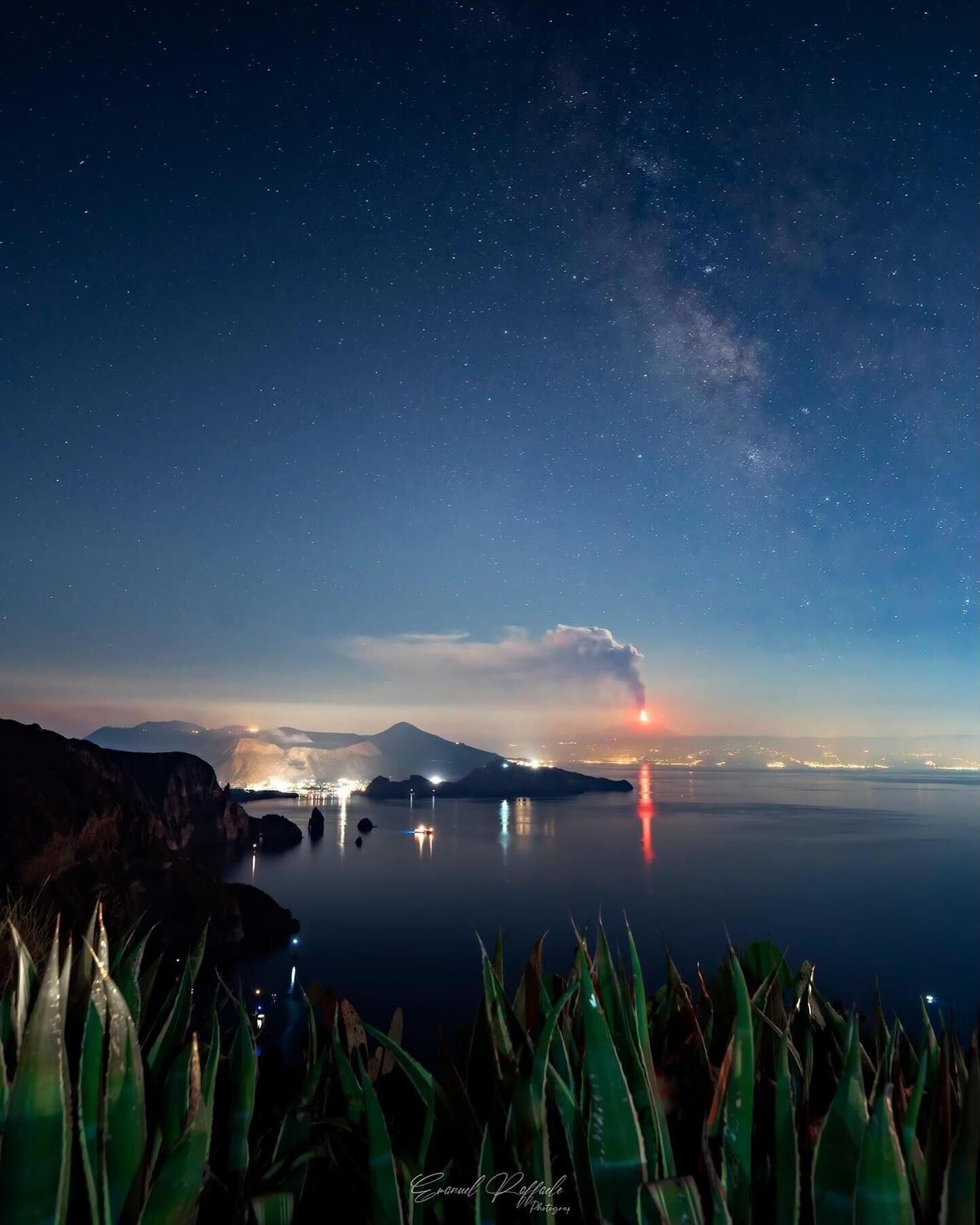 Volcán Etna en Italia entra en erupción
