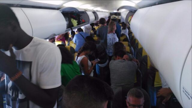 Vuelo de Vueling Airlines donde deportaron a inmigrante de Senegal