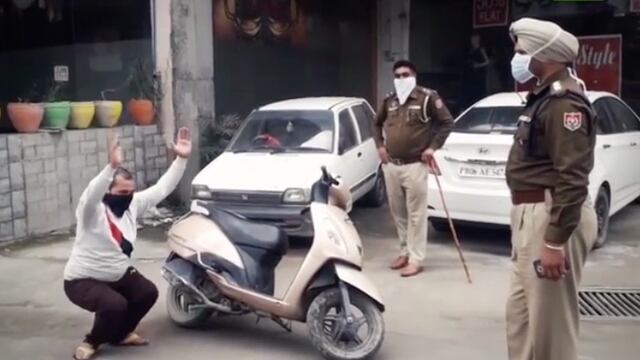 Policía obliga a transeúnte a hacer sentadillas