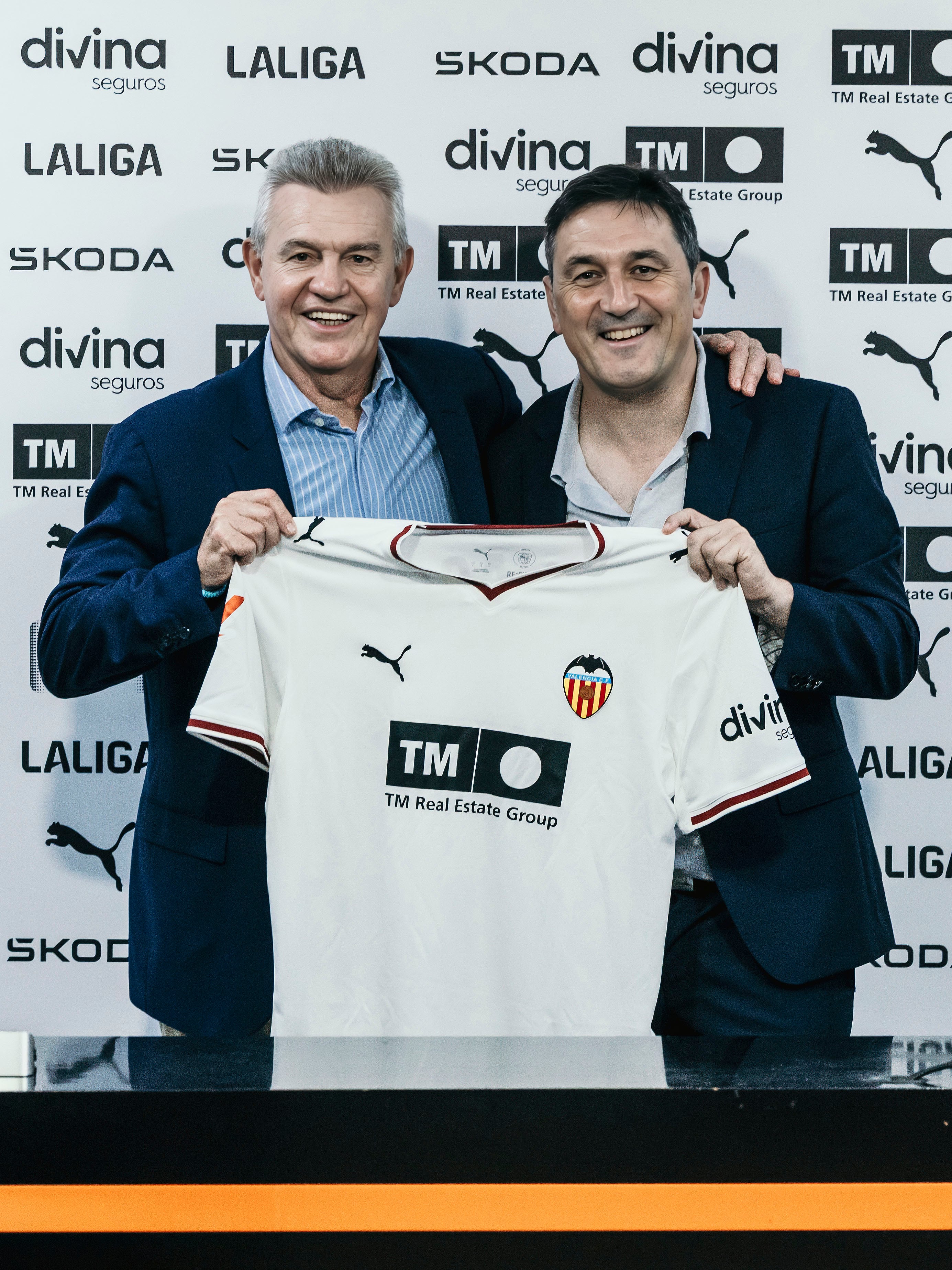 Javier Aguirre posa con la playera del Valencia junto al director deportivo del club