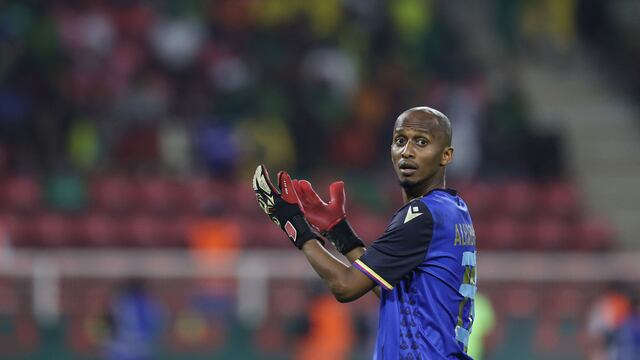 Chaker Alhadhur, lateral que tuvo que jugar como portero en la Copa Africana.