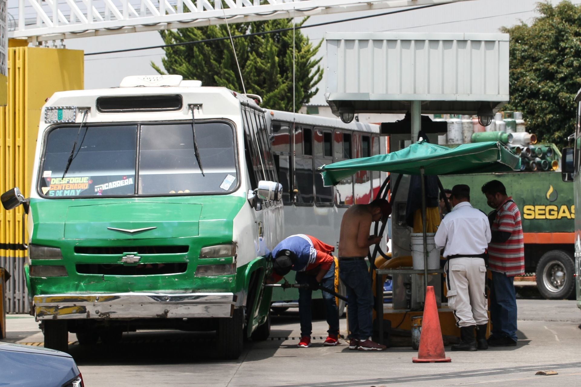 Transportistas en busca de Gas LP
