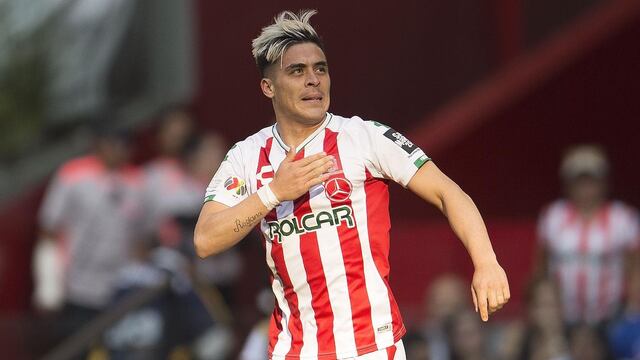 Brian Fernández festeja gol ante La Máquina.