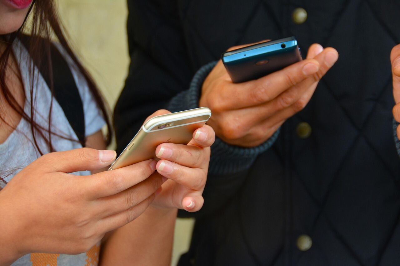 Jóvenes con celulares