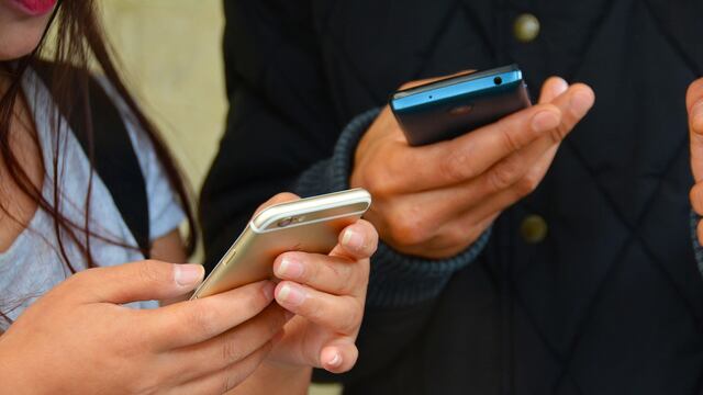 Jóvenes con celulares