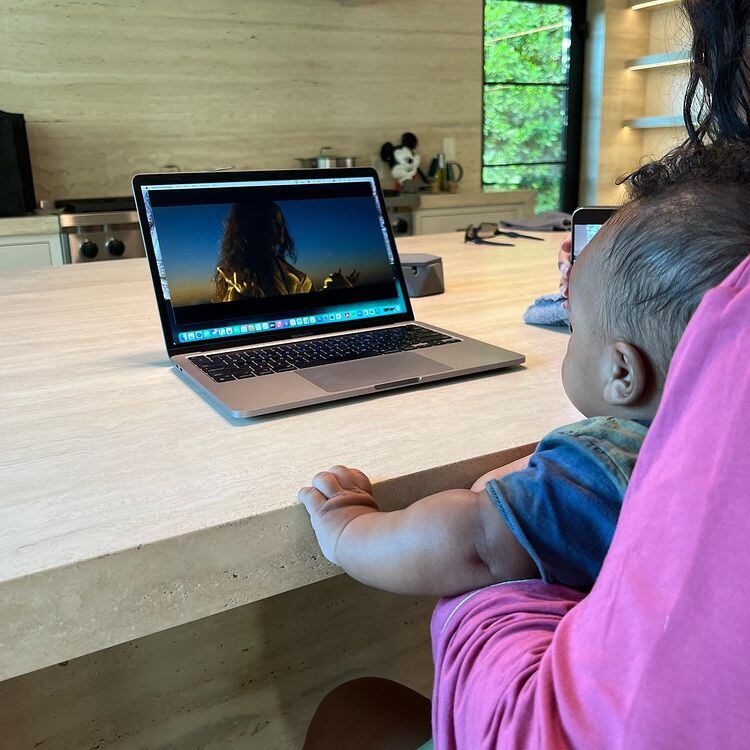 Rihanna muestra fotos de su hijo mayor, quien no va a los Premios Oscar 2023.