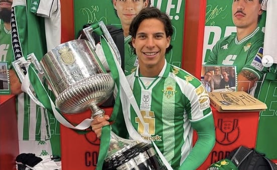 Diego Lainez presume la Copa del Rey