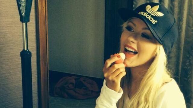 Christina Aguilera regala café a clientes de Starbucks
