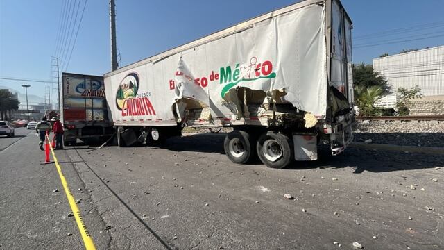 Nuevo León: Accidente de locura, tren arrolla a tráiler y la caja aplastó a dos personas