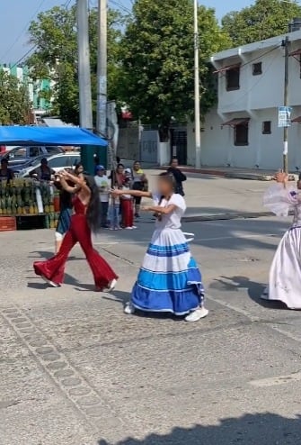 Selena Quintanilla bailando en desfile de la Revolución Mexicana