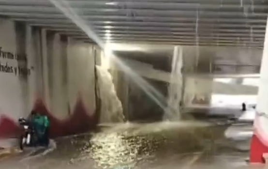 Inundaciones en Tecámac dejan vehículos atrapados y colapsan vialidades