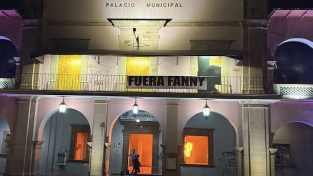 Protestas en Apatzingán: el palacio municipal arde tras los asesinatos de Carlos Manzo y Bernardo Bravo