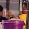Exhiben a vendedores de cerveza en Liga MX probando y manoseando los vasos