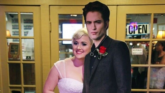 Mujer se casa en Las Vegas con Robert Pattinson (de cartón)