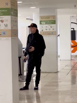 Encuentra a Peso Pluma en el aeropuerto