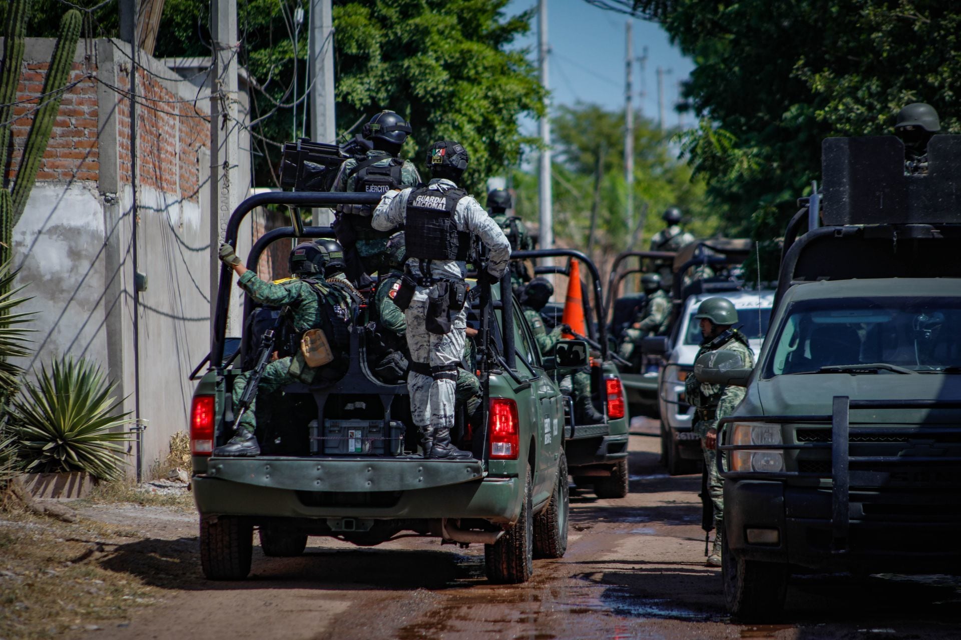 En Culiacán, Sinaloa, arribaron 300 militares para reforzar la seguridad de la entidad.